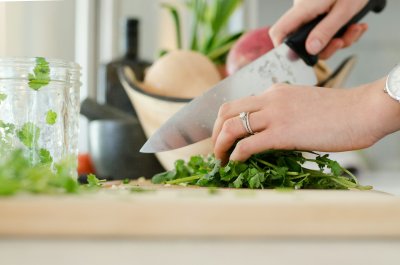 Hoe creëer je een restaurant-ervaring in je eigen keuken?